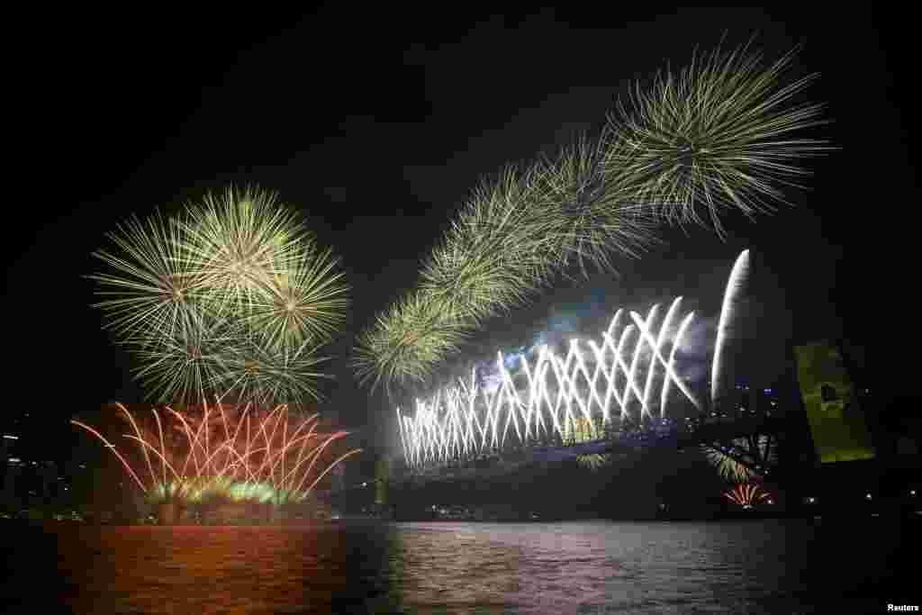 Fuegos artificiales explotan sobre el puente del Puerto de Syndey durante las celebraciones de año nuevo en la ciudad australiana.