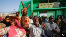 Sudanese people gather outside al-Huda prison in the capital Khartoum's twin city of Omdurman, July 4, 2019