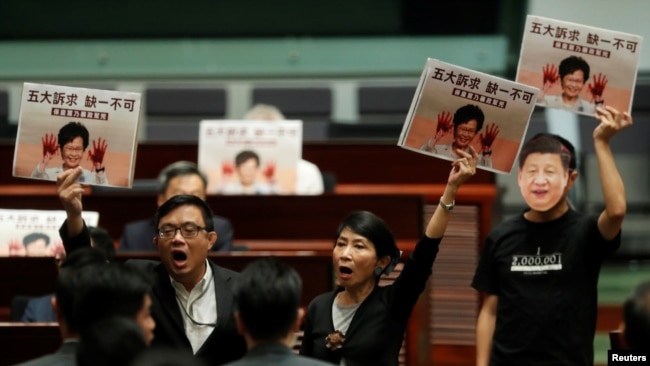 香港民主派议员喊口号打断特首林郑月娥宣读施政报告