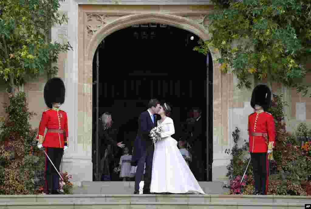 영국 왕위 계승 서열 8위인 유지니 빅토리아 헬레나 공주와 잭 브룩스뱅크가 영국 런던 윈저성 왕실 전용 예배당 세인트 조지 채플에서 결혼식을 올린 후 입을 맞추고 있다. 유지니 공주와 잭은 7년간의 연애 끝에 부부의 연을 맺게 됐다.