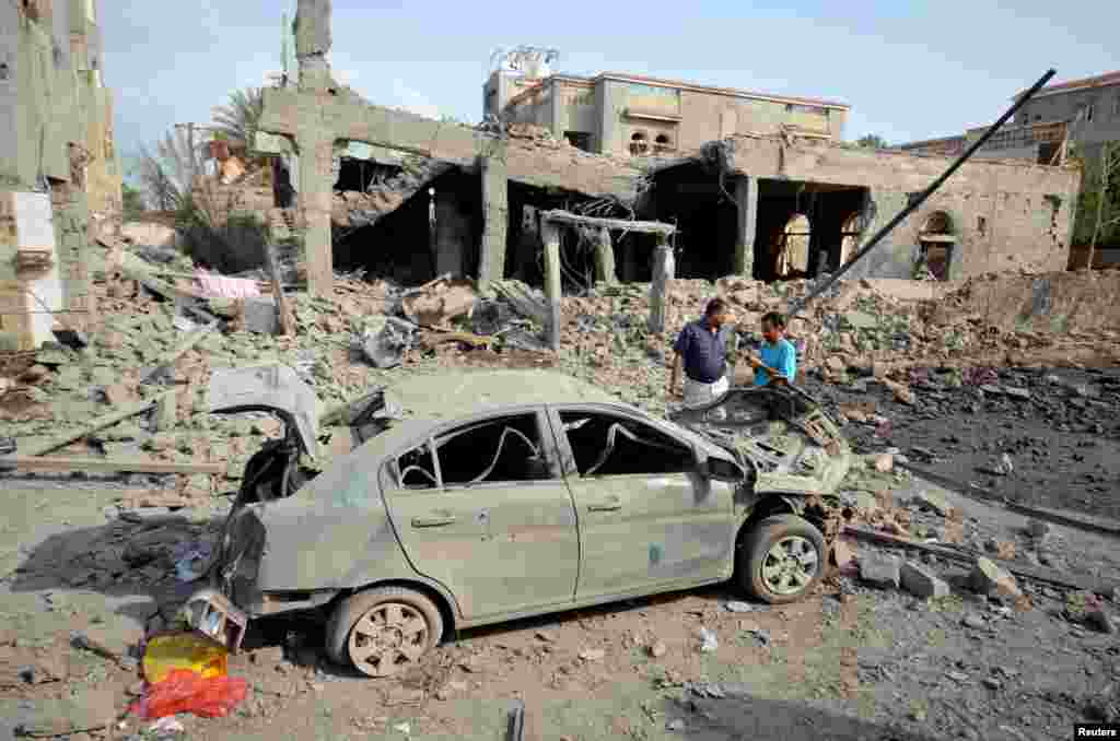 ساحۀ تخریب شده توسط حملات هوایی نیروهای نظامی عربستان سعودی در شهر الحدیدۀ یمن.