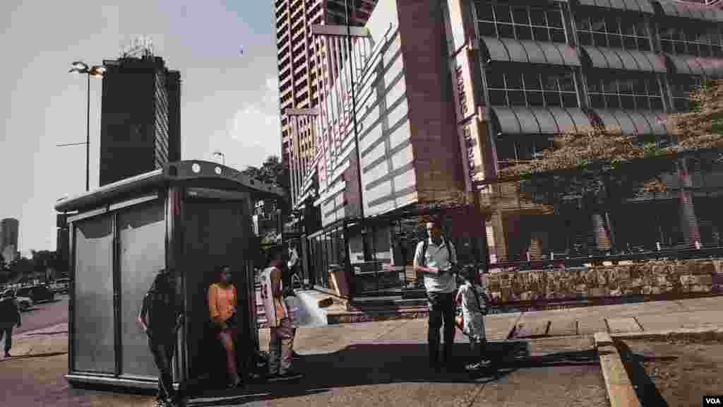 El fotógrafo Vasco Szinetar muestra en la serie Los penitentes y los caminantes la desesperanza de los venezolanos en las urbes del país. El deterioro social y el espacio y movimiento son captados por el artista. (Reproducción exhibición derechos de uso VOC)