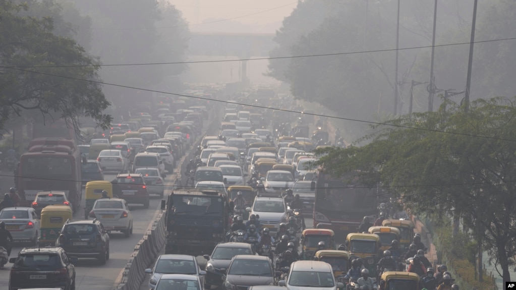 Commuters drive amidst morning haze and toxic smog in New Delhi, India, Wednesday, Nov. 17, 2021. (AP Photo/Manish Swarup)