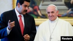 El Vaticano y un grupo de expresidentes extranjeros están promoviendo desde octubre un proceso de diálogo en Venezuela que se ha visto afectado por mutuas acusaciones de las partes sobre el incumplimiento de los acuerdos.
