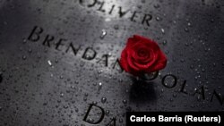 Une rose est déposée au Mémorial du 11 septembre à l'approche du 20e anniversaire des attentats du 11 septembre à Manhattan, New York (États-Unis), le 10 septembre 2021. 