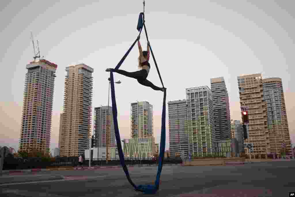 Israeli acrobat Shay Rylski performs on a car-free road, during the Jewish holiday of Yom Kippur, in Tel Aviv.