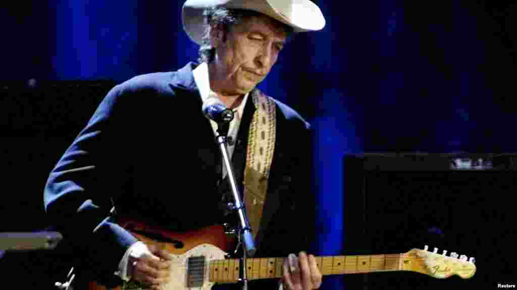 Bob Dylan joue de la guitare au théâtre de Wiltern à Los Angeles, le 5 mai 2004.