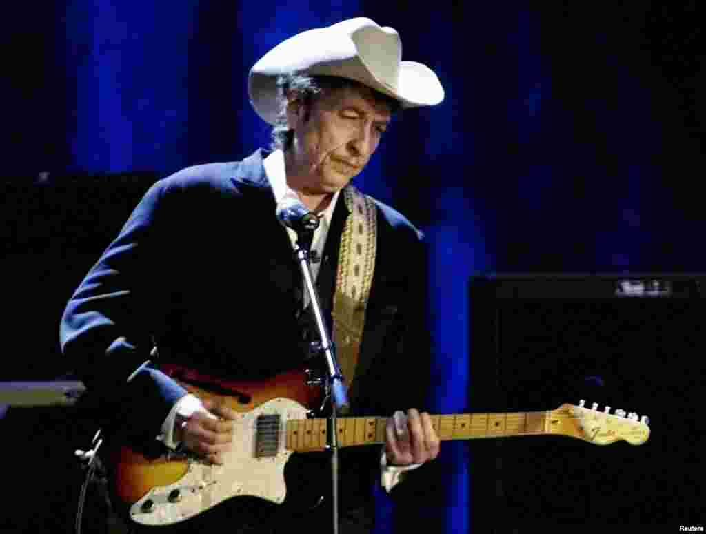 Rock musician Bob Dylan performs at the Wiltern Theatre in Los Angele, May 5, 2004.