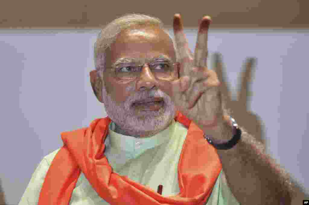Gujarat state chief minister and the prime ministerial candidate of India&#39;s main opposition Bharatiya Janata Party (BJP), Narendra Modi, flashes victory sign in Gandhinagar, May 13, 2014.
