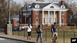 Foto del local de la fraternidad Phi Kappa Psi en la Universidad de Virginia, dondes supuestamente se llevó a cabo la violación masiva de una mujer.