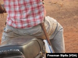 Un conducteur de mototaxi armé d'un couteau à Bria, en Centrafrique, le 21 février 2017. (VOA/Freeman Sipila)