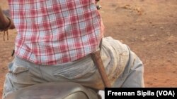 Un conducteur de mototaxi armé d'un couteau à Bria, en Centrafrique, le 21 février 2017. (VOA/Freeman Sipila)