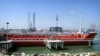 Sebuah supertanker Rusia berlabuh di terminal minyak Neka, 300 km timur laut Teheran. (Foto: Reuters)