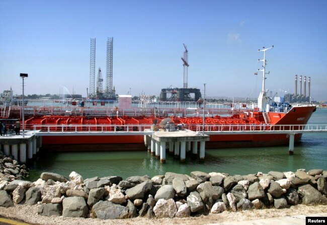 Sebuah supertanker Rusia berlabuh di terminal minyak Neka. (Foto: Reuters)
