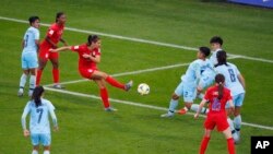 Alex Morgan frappe la balle lors d'un match entre les USA et la Thailand pendant le Mondial féminin, France, le 11 juin 2019.