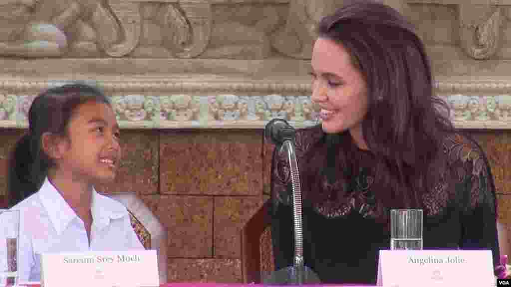 American actress and filmmaker Angelina Jolie talks to a young Cambodian actress during a press conference about &quot;First They Killed My Father&quot; in Siem Reap, Cambodia, February 18, 2017. (Neou Vannarin/VOA Khmer)&nbsp;