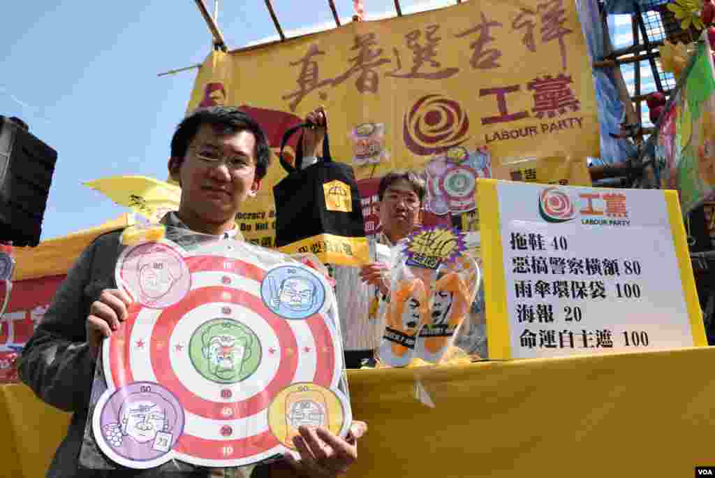 香港工黨傳訊幹事鄭司律表示，在農曆新年年宵市場售賣雨傘運動為主題的產品，代表延續雨傘運動精神