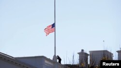 Bendera di Gedung Putih dikibarkan setengah tiang hari Kamis (3/12) untuk menghormati korban penembakan di San Bernardino, California.