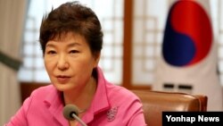 박근혜 한국 대통령이 지난 21일 청와대에서 열린 수석비서관회의에서 모두발언하고 있다.