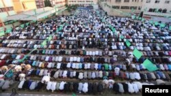 À Gaza, des Palestiniens font la prière du matin le 17 juillet 2015 pendant le Ramadan. 