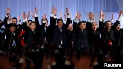 5일 도쿄 시내에서 열린 일본 집권 자민당 당대회 현장에서 아베 신조(가운데) 총리와 당 관계자들이 만세를 외치고 있다. 