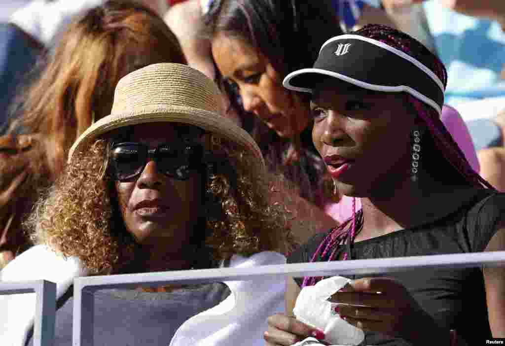 سرینا ولیمز کی بہن وینس ولیمز اور ان کی والدہ یو ایس اوپن ٹینس ٹورنامنٹ کے&nbsp; فائنل میچ کے دوران