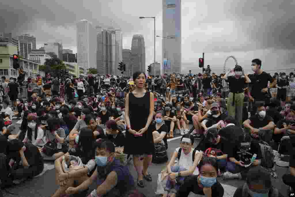 هزاران نفر در هنگ&zwnj;کنگ همچنان در خیابان ها هستند. آنها بعد از عقب نشینی دولت از لایحه استرداد متهمان به چین، خواستار کناره&zwnj;گیری رئیس جمهوری هنگ&zwnj;کنگ هستند که از حمایت پکن برخوردار است.&nbsp;