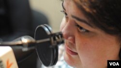 Khadija Ismayilova, journaliste à Radio Azadliq du groupe Radio Free Europe/Radio Liberty, lors d'une émission à Bakou, en Azerbaïdjan, le 31 octobre 2011.