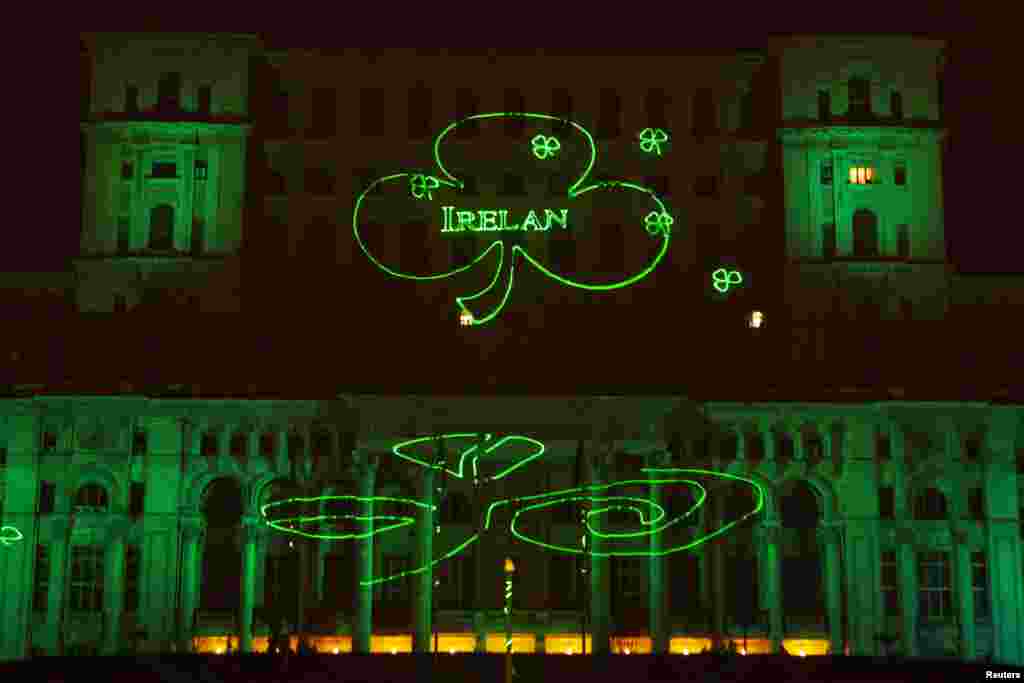 Парламентский дворец в Румынии освещен зеленым светом в честь Дня Святого Патрика. 17 марта 2013 года, Бухарест, Румыния