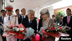 Kaisar Jepang Akihito (kiri) dan permaisurinya Michiko (kanan) tiba di Hanoi, Vietnam, 28 Februari 2017. Kaisar Akihito dan Permaisuri Michiko selama kunjungan enam hari mereka, diharapkan untuk bertemu dengan para janda dan anggota keluarga veteran Jepang dalam perang Perang Dunia II. (Foto: REUTERS / Luong Thai Linh / Renang)