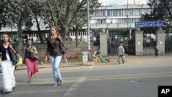 Pedestrians walk past the Federal High Court building housing a terror trial against two Swedish journalists, Johan Persson and Martin Schibbye, in Addis Ababa, Ethiopia, November 1, 2011.