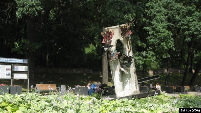 莫斯科萨哈罗夫人权中心前一座用柏林墙残骸制成的“自由纪念碑”。 美国之音记者白桦拍摄