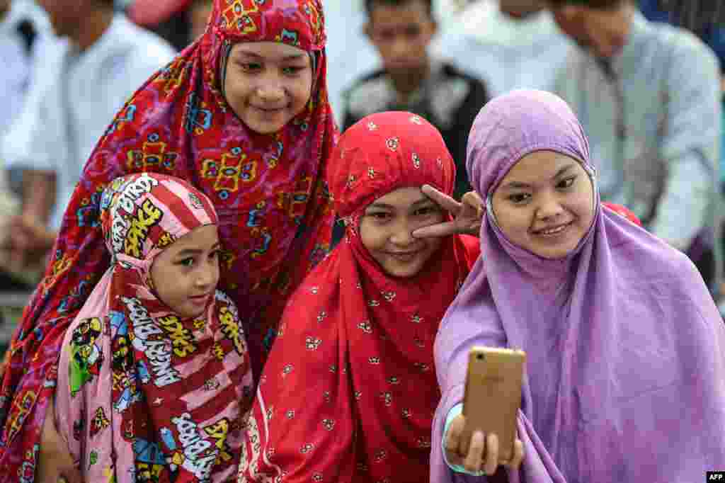 عکس سلفی زنان مسلمان اندونزی در محل برگزاری نماز عید قربان &nbsp;
