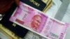 2016年11月，印度总理莫迪忽然宣布废钞令，记者在印度银行用旧钞换取新卢比。（2016年11月10日，美国之音朱诺拍摄）
