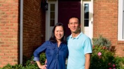 American-Thai voters, Gade-Kwanhathai Chua (L) and Panya Chua(R) talk with VOA Thai at their home in Chantilly, VA Oct 9, 2020.