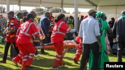 津巴布韋救援人員在 2018年6月23日一次競選集會上發生爆炸後搶救傷員