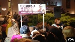 Arhiva - Jedan od punktova na kojima su se prikupljali potpisi za oslobađanje uzbunjivača iz Krušika, Aleksandra Obradovića, tokom protesta "1 od 5 miliona", na Pozorišnom trgu u Novom Sadu, 1. novembra 2019. (Foto: VOA/Veljko Popović)