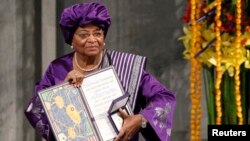 L'ancienne présidente libérienne Ellen Johnson-Sirleaf, lauréate du prix Nobel de la paix, posant avec son diplôme et sa médaille après avoir été récompensée, à Oslo, le 10 décembre 2011. (Reuters/Leonhard Foeger)
