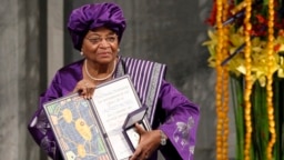 L'ancienne présidente libérienne Ellen Johnson-Sirleaf, lauréate du prix Nobel de la paix, posant avec son diplôme et sa médaille après avoir été récompensée, à Oslo, le 10 décembre 2011. (Reuters/Leonhard Foeger) 