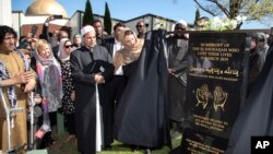 جسیندا اردرن، صدر اعظم نیوزیلند در حال رونمایی بنای یادبود از قربانیان حمله بر مساجد شهر کرایستچرچ