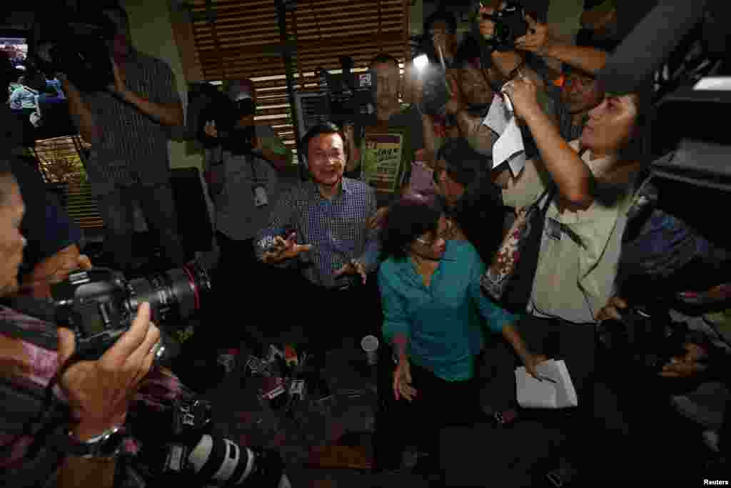 Former education minister Chaturon Chaisang, who had refused to turn himself in to the military after being summoned, reacts as soldiers enter the Foreign Correspondents&#39; Club of Thailand in Bangkok, May 27, 2014.