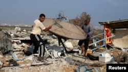 Palestinci spasavaju satelit sa ruševina svoje kuće u Gazi