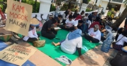 Warga Pesanggaran, Banyuwangi menolak tambang sedang memanjatkan doa-doa di depan Kantor Gubernur Jawa Timur di Surabaya (Foto: VOA/Petrus Riski).