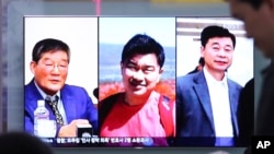 Kim Dong Chul, Tony Kim e Kim Hak Song.