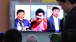 ကန်နိုင်ငံခြားရေးဝန်ကြီး မြောက်ကိုရီးယားခရီး ကန် အကျဉ်းသားသုံးဦး လွတ်မြောက်