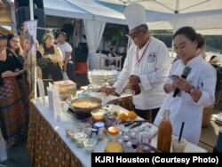 Chef Yono, pemilik restoran Indonesia di Albany New York, melakukan demo masakan Indonesia (courtesy: KJRI Houston)