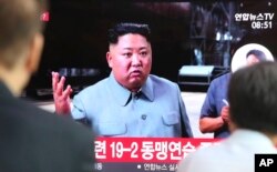 Personas en la estación de trenes de Seúl, Corea del Sur, ven una televisión que muestra una imagen de archivo del líder norcoreano Kim Jong, el 25 de julio de 2019.