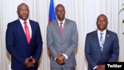 Presiden Haiti Jovenel Moise (tengah) bersama calon PM Haiti, Dr. Jack Guy Lafontant (kanan) hari Kamis (23/2).