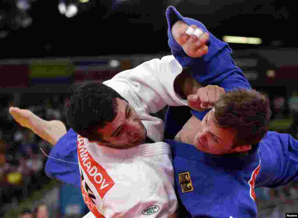 Azerbaijan's Elkhan Mammadov fights withGermany's Christophe Lambert (blue) during their men's -90kg elimination round of 32 judo match at the London 2012 Olympic Games August 1, 2012. REUTERS/Toru Hanai (BRITAIN - Tags: SPORT OLYMPICS SPORT JUDO