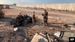 지난주 이란의 미사일 공격을 받은 이라크 알아사드 공군기지에서 미군들이 13일 현장 조사를 하고 있다. (자료사진) 